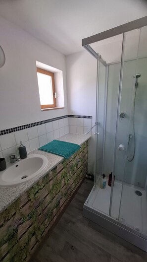 Dusche, umweltfreundliche Kosmetikartikel, Haartrockner, HandtĂŒcher