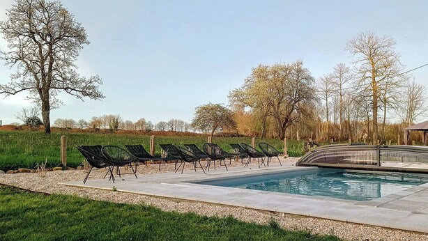 Pool - Le Houx Blanc: Stylish 3 star apartment with pool, private jacuzzi and terrace (Mantilly)
