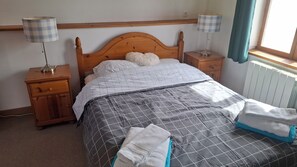 1 slaapkamer, een strijkplank/strijkijzer, gratis wifi, beddengoed