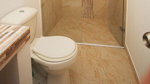 Doccia, asciugamani, sapone, shampoo