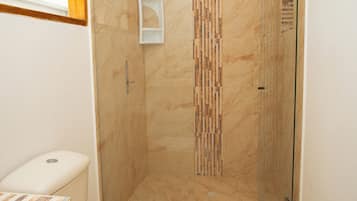 Regadera, toallas, jabón, shampoo