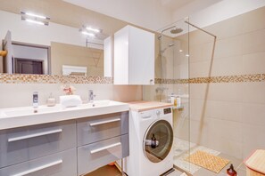 Secador de cabelo, toalhas de banho