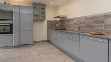 Een koelkast, een microgolfoven, een oven, een vaatwasser