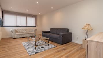 Televisie, een dvd-speler en een stereo