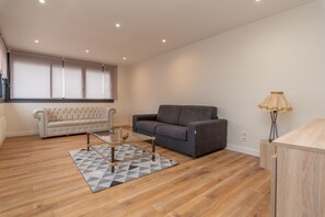 Televisie, een dvd-speler en een stereo