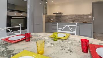 Een koelkast, een microgolfoven, een oven, een vaatwasser