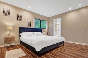 6 Schlafzimmer, Schreibtisch, Bügeleisen/Bügelbrett, Reisekinderbett