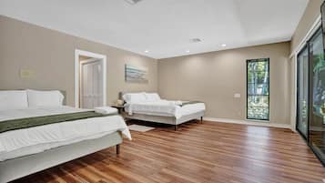 6 bedrooms, desk, iron/ironing board, travel crib