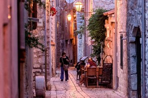 Outdoor dining - Nine Olives Hvar (Stari Grad)