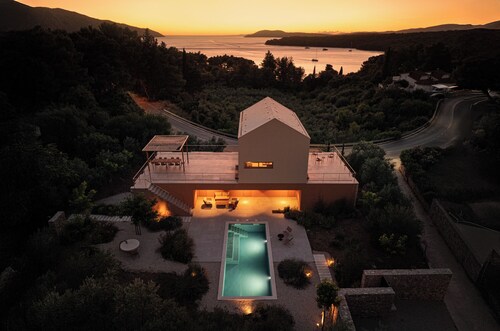 Purpose-built new seaside holiday villa with great views and heated pool