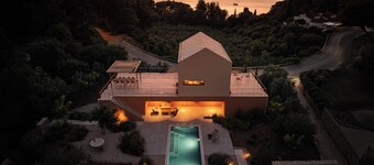 Purpose-built new seaside holiday villa with great views and heated pool