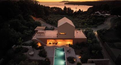 Purpose-built new seaside holiday villa with great views and heated pool