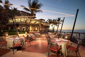 Outdoor dining - R&R on the Beach.
Poolside waiters.  Great place to suntan
Friendly environment (Nuevo Vallarta)