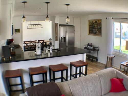 Comfortable, newly renovated home, walk to beach!
