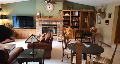 Charming house on wooded acreage 1/4 mi from Sackett Lk in Medford with WiFi, AC
