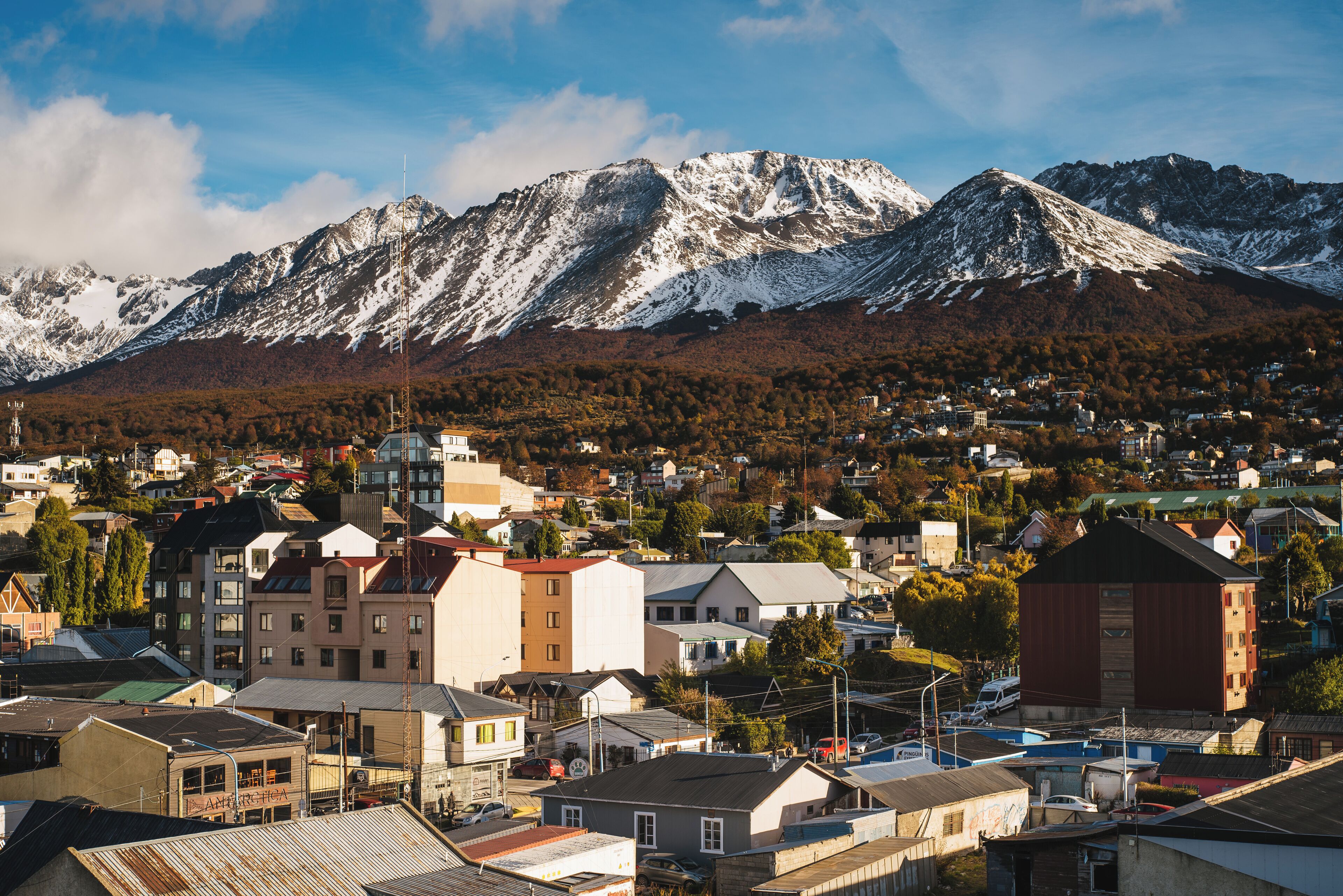 Une ville avec des bâtiments et, en arrière-plan, une chaîne de montagnes.