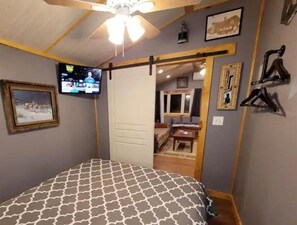 1 bedroom, iron/ironing board, WiFi, bed sheets - Comfy Cabin On The Hill (Asbury)