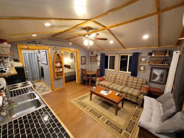 Living area - Comfy Cabin On The Hill (Asbury)
