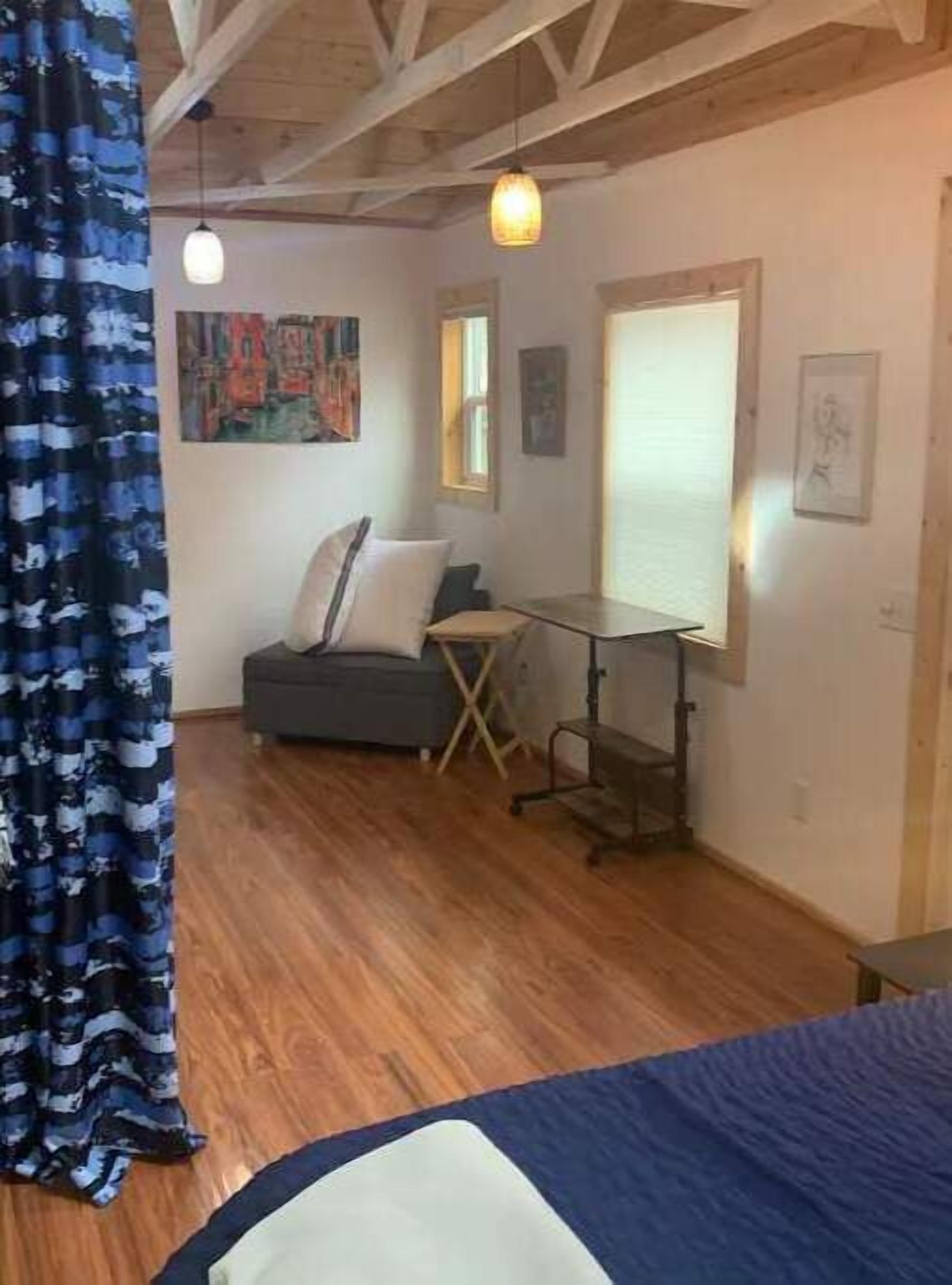 1 bedroom, desk, WiFi