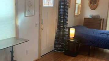 1 bedroom, desk, WiFi