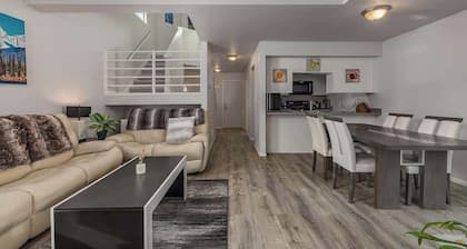 Charming Luxe Home Sleeps 4