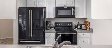 Réfrigérateur, micro-ondes, four, plaque de cuisson