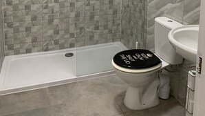 A bathroom with a shower, toilet, and sink. - City Centre Skyline - Private Room with shared bathrooms  (dublin)