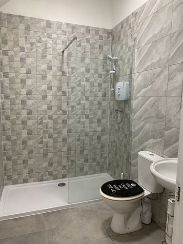 City Centre Skyline - Private Room with shared bathrooms 