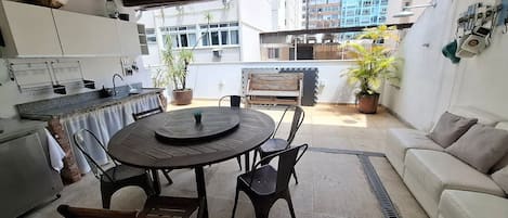 Quarto casal ou duplo urbano, 1 quarto, terraço, ao lado da praia