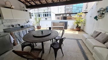 Dobbelt- eller tomannsrom – city, 1 soverom, terrasse, ved stranden | Utendørsservering