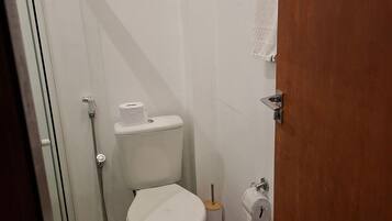 City kamer, 1 twee- of 2 eenpersoonsbedden, 1 slaapkamer, terras, aan het strand | Badkamer | Een haardroger