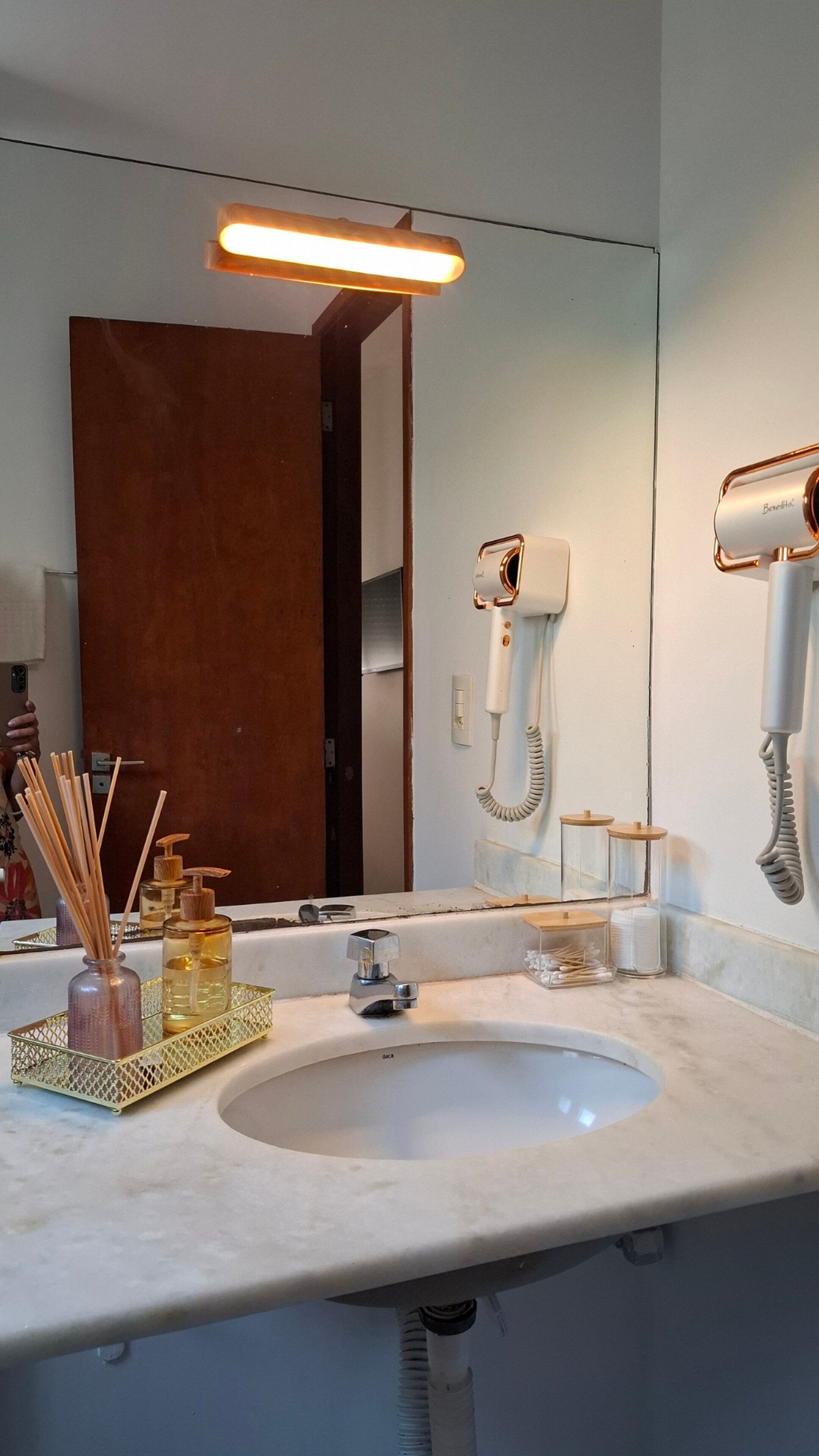 Suítes confortáveis entre Copacabana, Ipanema e Arpoador. | Bathroom | Hair dryer