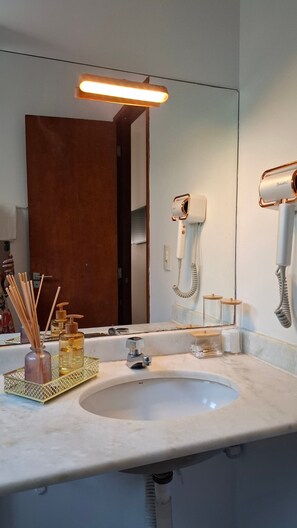 Suítes confortáveis entre Copacabana, Ipanema e Arpoador. | Bathroom | Hair dryer - Fullano B&B (Rio de Janeiro)