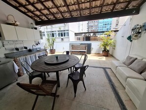 City-Doppel- oder -Zweibettzimmer, 1 Schlafzimmer, Terrasse, am Strand | Speisen im Freien