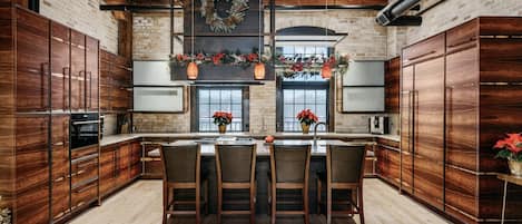 Condo Cao cấp | Bếp riêng | Tủ lạnh, lò vi sóng, lò nướng, máy rửa bát