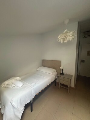 Habitación individual clásica, vistas al patio | Decoración individual, escritorio, wifi gratis y ropa de cama