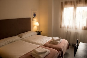 Basic Twin Room, City View | Individually decorated, desk, free WiFi, bed sheets - EL SUEÑO DEL INFANTE (Guadalajara)