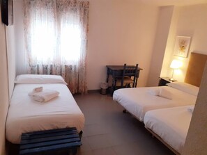 Triple Room | Dihias secara berasingan, meja, Wi-fi percuma, cadar katil 