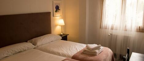 Basic Twin Room, City View | Desk, free WiFi