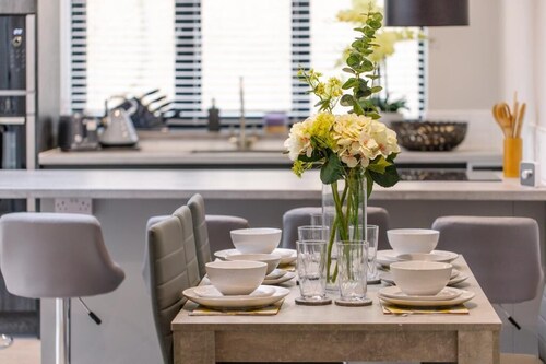 New modern 4 bed, 3.5 bath house  free parking