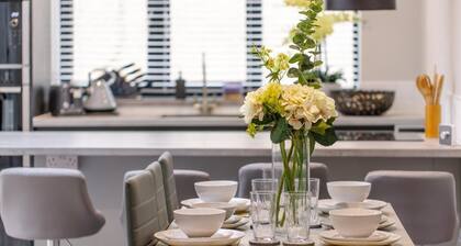 New modern 4 bed, 3.5 bath house free parking