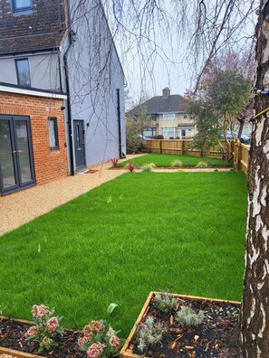 Property grounds - New modern 4 bed, 3.5 bath house  free parking (Headington)