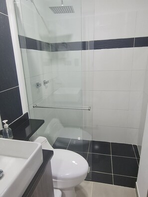 Suite | Baño | Cabezal de ducha tipo lluvia, secador de pelo, suelo radiante y toallas