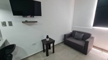 Suite | Sala d'estar | Televisor intel·ligent de 32 polzades amb canals digitals i oficines