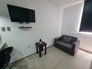 Suite | Zona de estar | Smart TV de 32 pulgadas con canales digitales, una oficina
