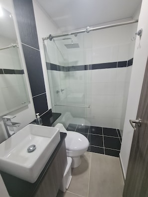 Suíte | Banheiro | Chuveiro com efeito de chuva, secador de cabelo, piso aquecido