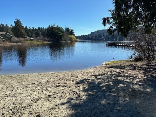 New Listing! Cozy one bedroom beach retreat with easy access to everything !!!