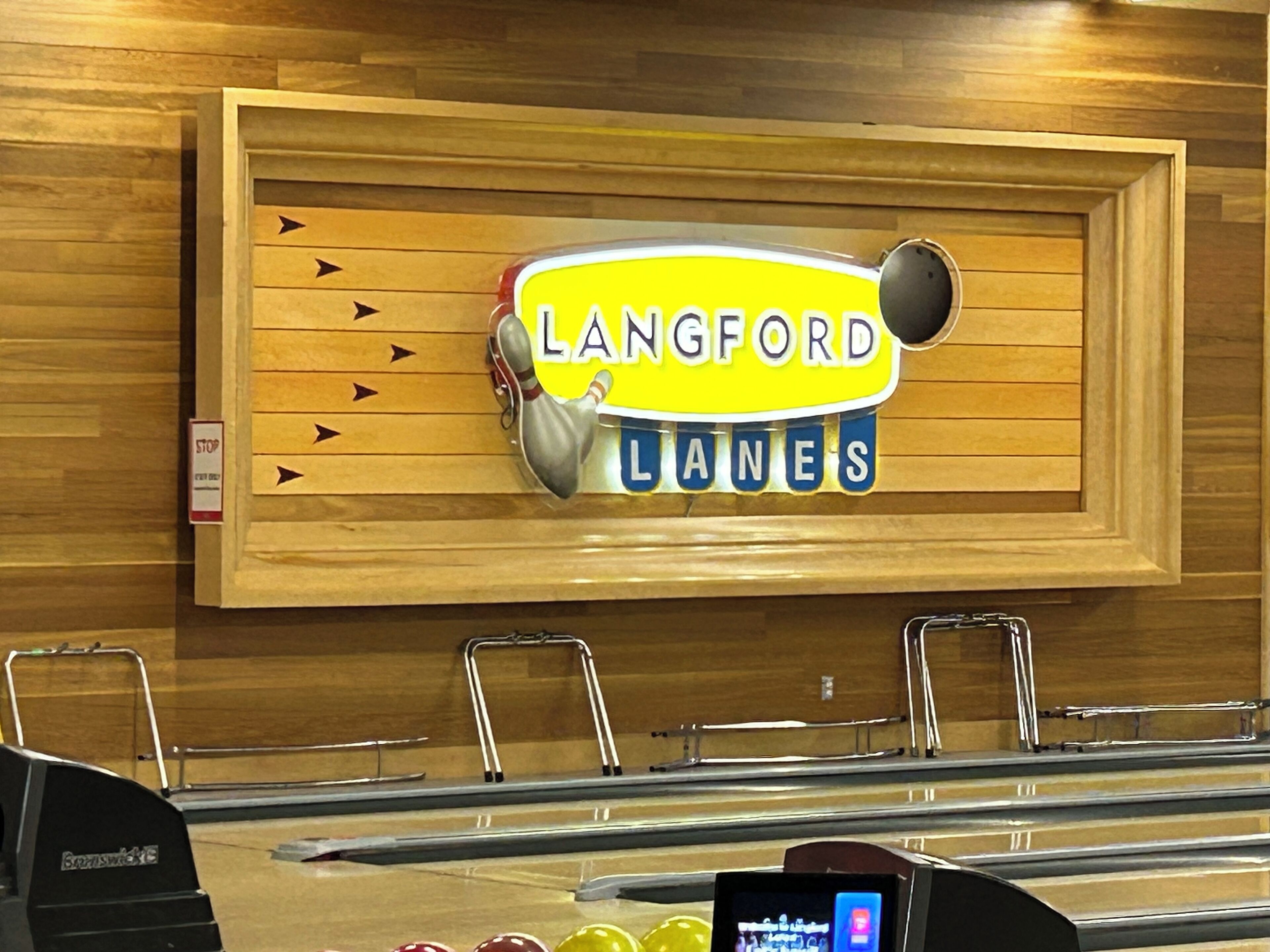 Eine Bowlingbahn mit einem Schild für Langford Lanes.