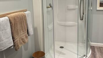 Douche, sèche-cheveux, serviettes fournies, savon