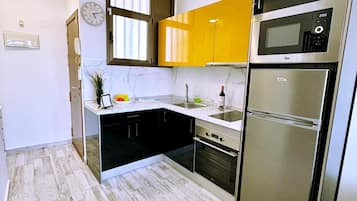 Fridge, microwave, oven, coffee/tea maker